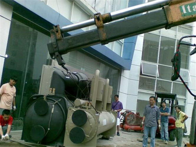 平度市随车吊和汽车吊的核心区别是什么？哪种更省钱？